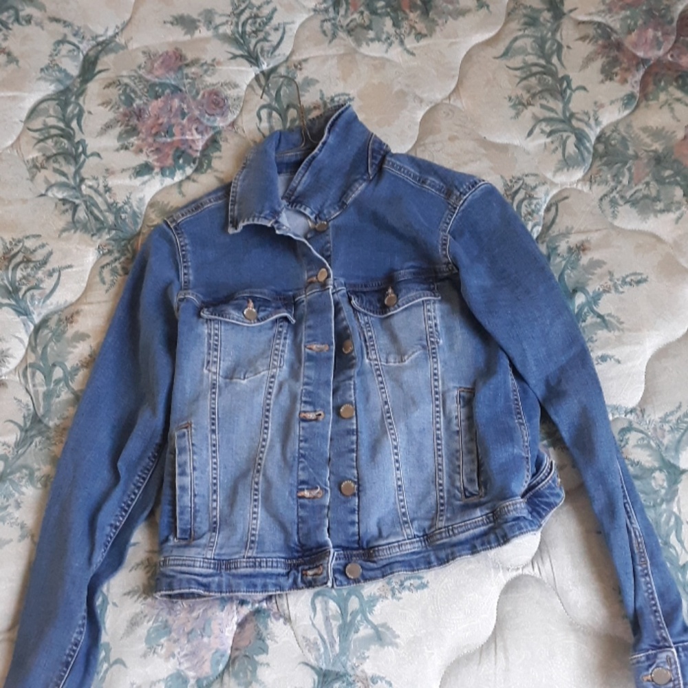 Stylish half Jean Jacket!
